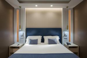 那不勒斯蒙特斯皮娜公园酒店的一间卧室配有一张大床和蓝色床头板