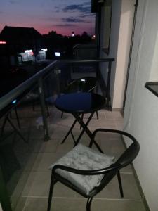 布尔奇科Sweet home的美景阳台的椅子