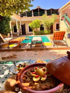 马拉喀什Riad Rime Garden Marrakech的屋前桌子上的一盘食物