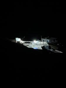 富尔尼群岛Pandaisia Φούρνοι Κορσεων的一群白船在晚上有灯光
