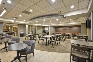 圣安东尼奥SpringHill Suites by Marriott San Antonio Medical Center/Northwest的一间在房间内配有桌椅的餐厅