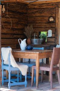 MurasteLoo kodu&köök的一张带椅子的木桌和一个花瓶
