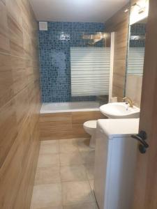 斯尼纳2 room apartment in Snina的浴室配有卫生间、盥洗盆和淋浴。