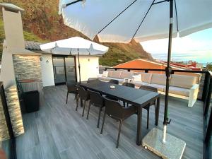 滨海保尔Ocean Front的庭院配有桌椅和遮阳伞。