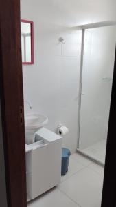 大伊瓜巴Loft PARIS para Casais, em Iguaba Grande, 150 metros da praia的白色的浴室设有卫生间和淋浴。