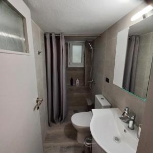 拉夫蒂港The Grey的浴室配有卫生间、盥洗盆和淋浴。