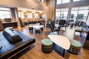 斯帕克斯Residence Inn by Marriott Reno Sparks的大堂配有沙发和桌椅
