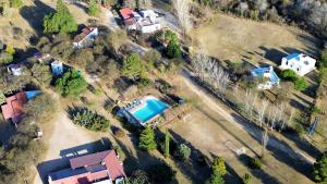 库拉布罗切罗镇Complejo Turístico Casaflor的享有带游泳池的房屋的空中景致