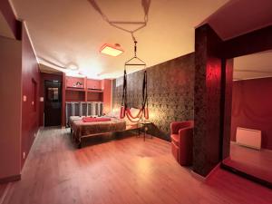 阿格德角Eros的一间卧室设有一张床和红色的墙壁