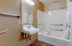 普莱森特希尔美国宜居酒店 - 喜山 - 巴斯柯克大道。的浴室配有水槽、淋浴和浴缸。