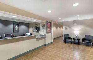 堪萨斯城美国长住公寓式酒店 - 堪萨斯城 - 机场的医院的候诊室,有两把椅子