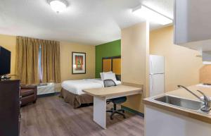 堪萨斯城美国长住公寓式酒店 - 堪萨斯城 - 机场的酒店客房设有床和水槽