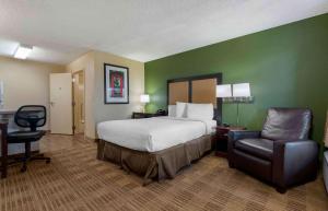 兰乔科尔多瓦美洲长住酒店 - 萨克拉门托 - 白岩路的配有一张床和一把椅子的酒店客房
