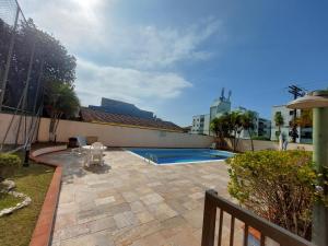 佩鲁伊比Apartamento Peruíbe的后院设有游泳池和围栏