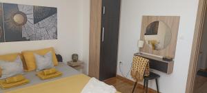 阿然德洛维克Apartman Blagojevic Hill的一间卧室配有一张带黄色枕头和镜子的床