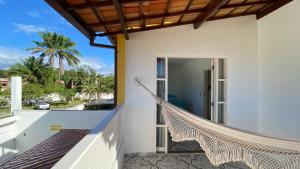 伊列乌斯Kalug - Guest House com 3 quartos em Condomínio na Praia dos Milionários的房屋阳台的吊床