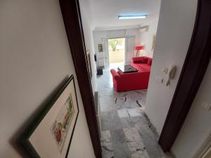El AouinaNice inn appartment Lac 2的享有带红色沙发的客厅的景色
