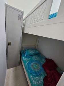迪拜SKY 9 Hostel的小房间设有双层床和梯子
