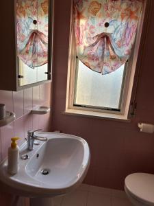 吉诺萨滨海Il mare che ti Puglia的一间带水槽和窗户的浴室
