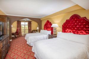 圣奥古斯丁莫尼卡万豪AC豪华生活酒店的红色点缀的酒店客房内的两张床