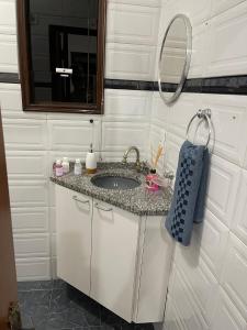 圣保罗Suíte Próxima Ao Metrô Penha !!!的一间带水槽和镜子的浴室