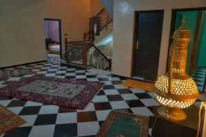 瓦尔扎扎特Riad Dar Fadma的一间设有 ⁇ 面的客房,中间设有一盏灯