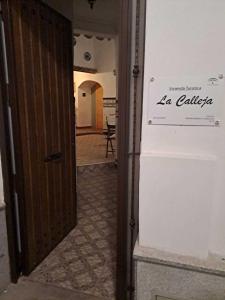 科尔多瓦Calleja La Pimentera的通往走廊的门,带房间