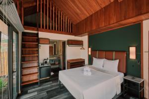 福尔图纳Suwa Villa Arenal的卧室配有一张白色大床