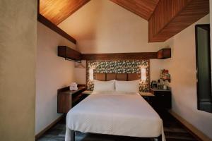 福尔图纳Suwa Villa Arenal的一间卧室,卧室内配有一张大床