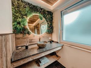 菲根AlpenLuxus' OLDWOOD CHALET with balcony & car park的一间带水槽和镜子的浴室