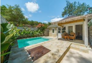 吉利美诺Ora Villas Gili Meno的一个带游泳池和房子的后院