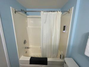 BarrièreY-5汽车旅馆的一间带白色淋浴帘的浴室