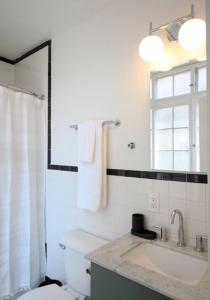 费城StayRafa At 253 3F的一间带卫生间、水槽和窗户的浴室