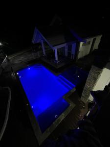 邦劳Grande Villa的享有蓝色游泳池的顶部景色