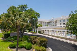 查尔斯顿Residence Inn Charleston Riverview的一个大建筑前的一条空的街道