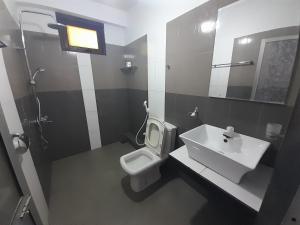 埃拉Ella South Star的浴室配有白色卫生间和盥洗盆。