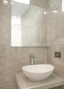 阿雷基帕Estancia El Solar的浴室设有白色水槽和镜子