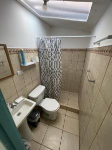 利比里亚Tourquesa Excellent WiFi Private的浴室配有卫生间、盥洗盆和淋浴。