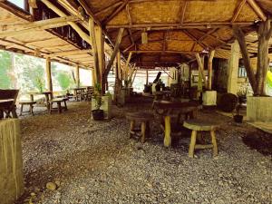 武吉拉旺back to nature ecotourism的大楼里的一组桌子和长椅