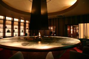 Jozankei定山溪翠山亭酒店的带壁炉的客房内的大型圆桌