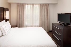 阿林顿阿灵顿原住客栈酒店的配有一张床和一台平面电视的酒店客房