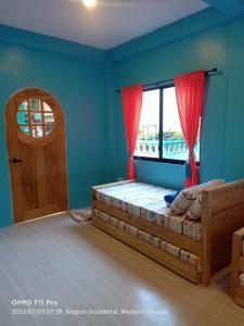 CalatravaSmallFry's Beach Resort的一间卧室设有一张床和一个窗口