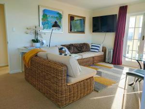 芒阿法埃Mangawhai Lodge的带沙发和电视的客厅