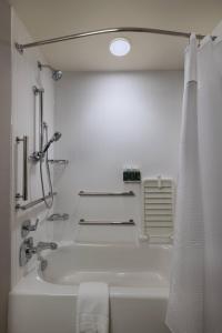 Richmond HeightsCourtyard St. Louis Brentwood的白色的浴室设有浴缸和淋浴。