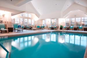 阿林顿原住酒店由万豪阿灵顿南的一座配有桌椅的酒店游泳池