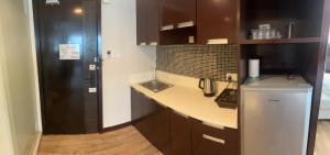 哥打京那巴鲁Deluxe Twin Room AYS的厨房配有带水槽的柜台和冰箱。