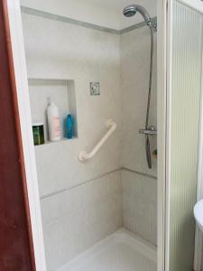 卡麦奥雷GIARDINO FIORITO的带浴缸和盥洗盆的淋浴浴室