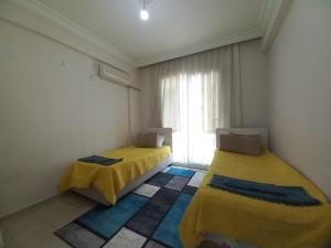 费特希耶Perfect Holiday Condo at Central Fethiye Best for Families的小型客房 - 带2张床和窗户