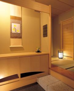 富士河口湖丸荣日式旅馆的一间房间,里面设有一张床和一盏灯