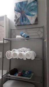 LaureltonJfk Resorts World的浴室内带毛巾的毛巾架